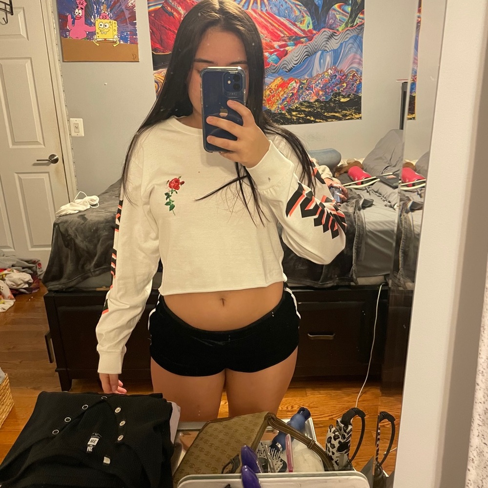 Cropped white shirt with flower designs